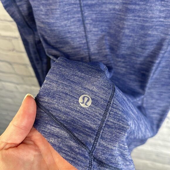 ✨ Long Sleeve Lululemon Workout Top - Size 6, Small Hole Near Bottom - Picture 4 of 5